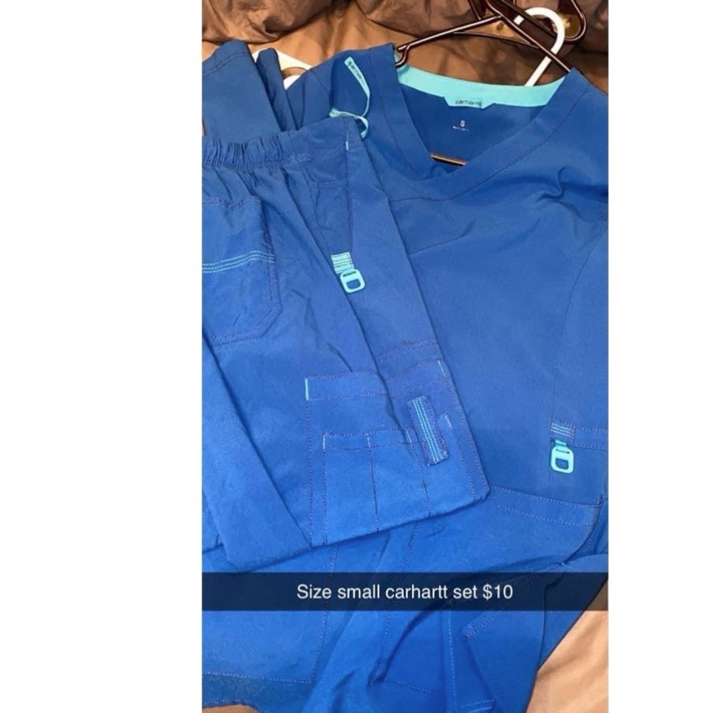 Size small Carhartt scrub set. Great condition